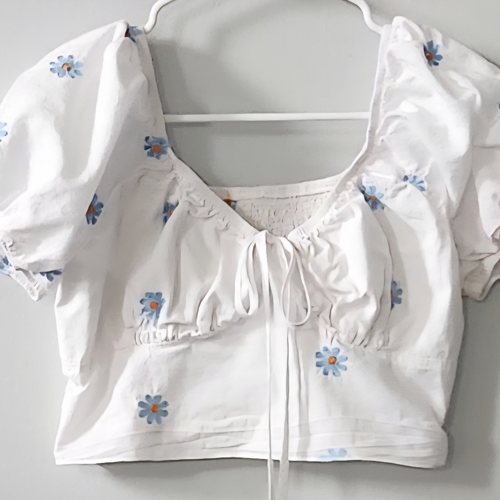 Floral Daisy White Crop Top